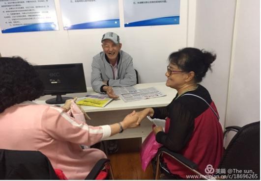 在李大爷的帮助下，两位阿姨握手言和