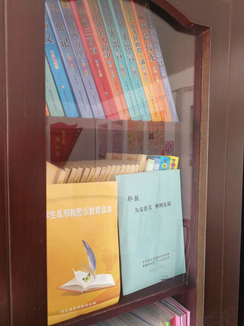 向社区书屋捐献《学生反邪教警示教育读本》《邪教为害作乱事迹选编》30余册。5_编辑