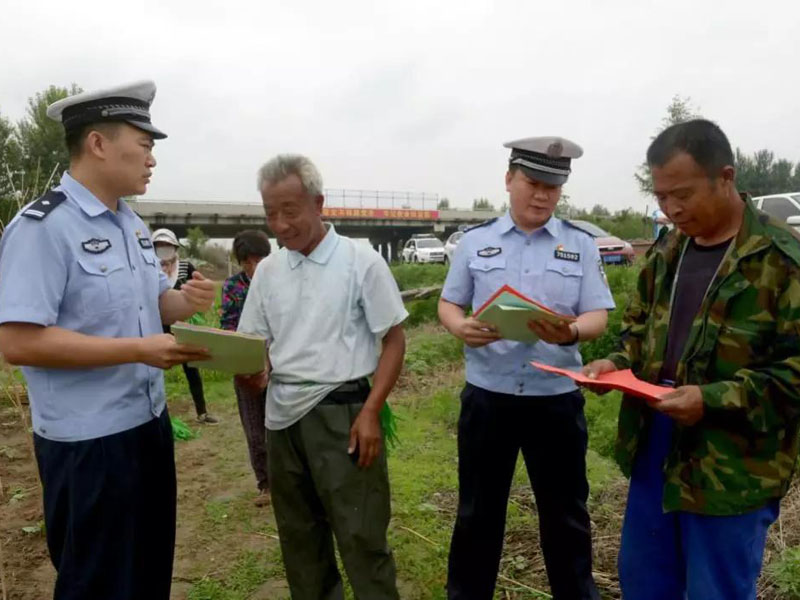 交警向市民宣传文明出行