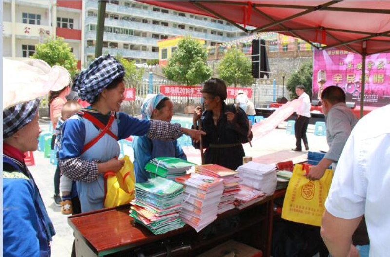 比赛现场积极领取资料的各类群众_编辑