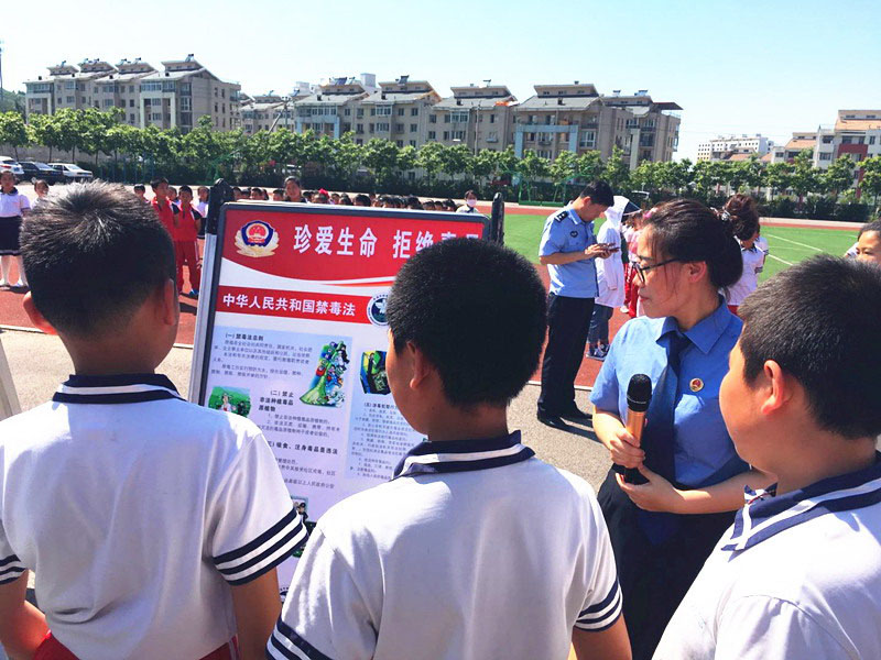 学生们在看禁毒展板
