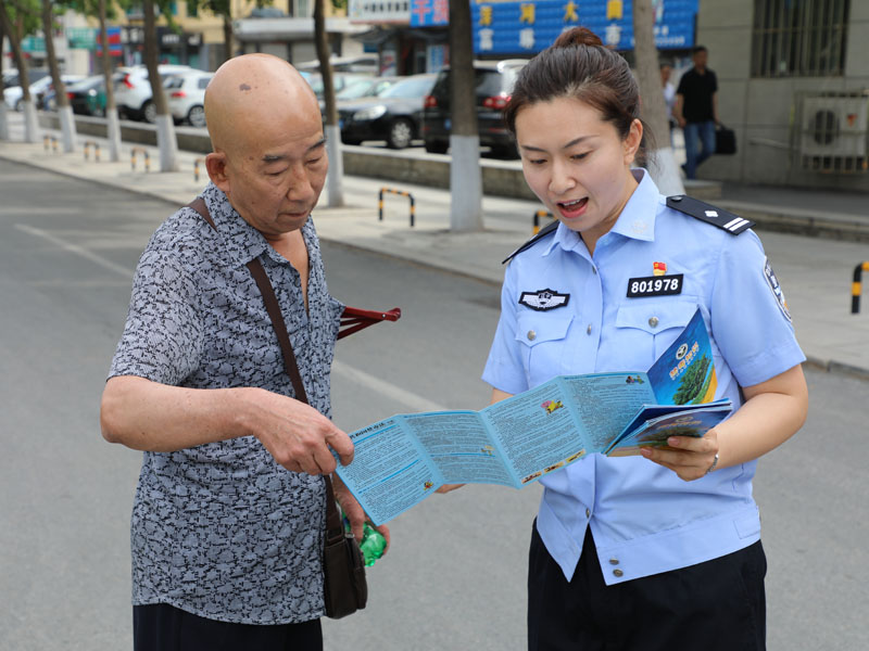 太子河民警走上街头向群众宣传禁毒知识