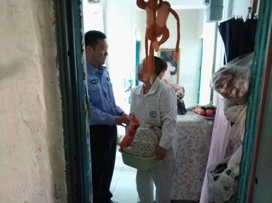 民警到家中了解情况