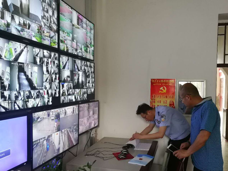 永昌派出所民警在校园监控室检查
