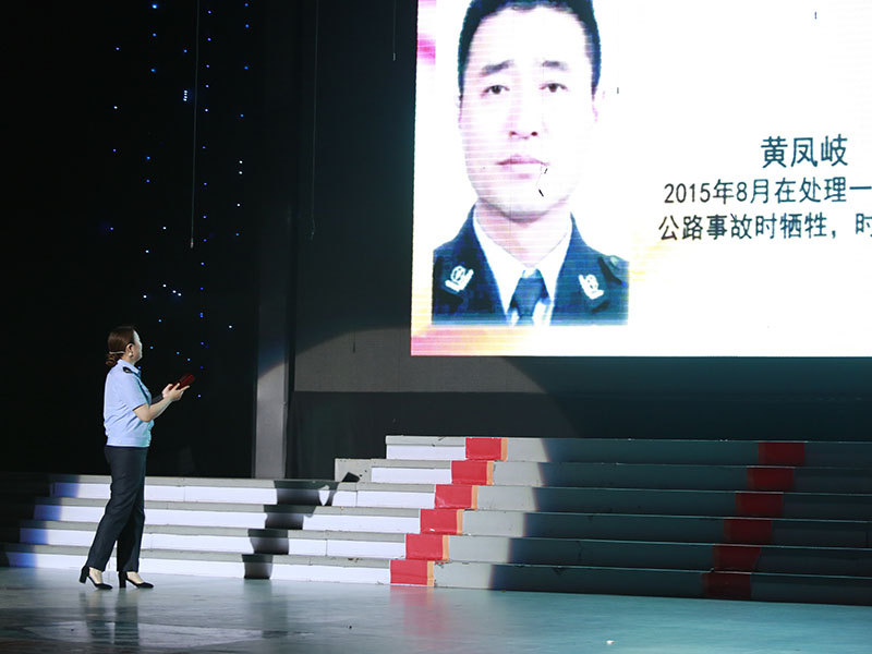 （图九）因公牺牲民警黄凤岐的女儿黄珊在追忆自己去世的父亲，一代代使命的传承就是对先烈在天之灵最好的告慰