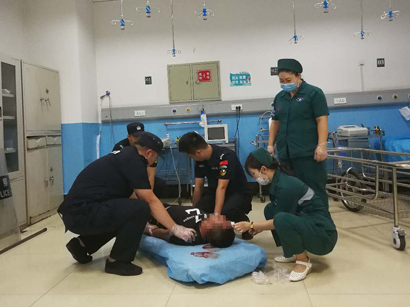 巡特警队员帮医护人员为醉酒男子治疗