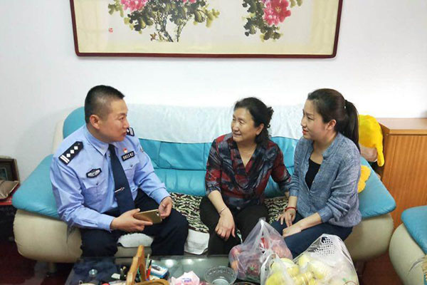 东兴派出所领导与民警家属进行沟通