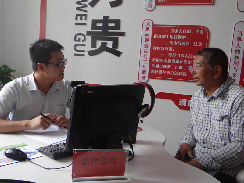 同心苑社区居民在同律师咨询法律问题