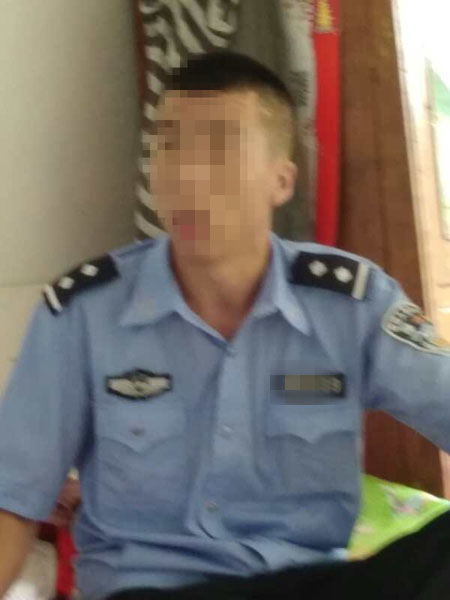村民用手机偷拍“假警察”在自己家中“工作”