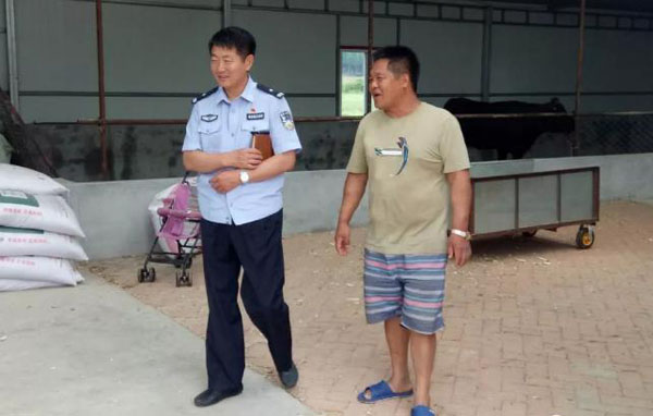 大孤家派出所民警与企业负责人交流安全保卫工作
