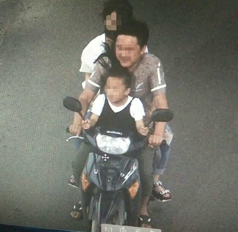 办案民警在视频画面中找到了盗窃皮包后逃离的犯罪嫌疑人