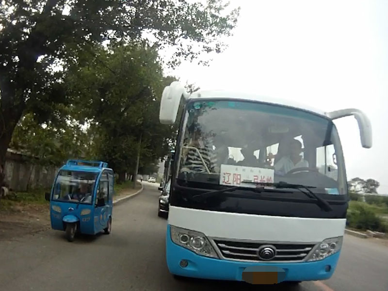 核载19人的客运车多载了一个人，其中一名乘客蹲在过道上，被交警发现