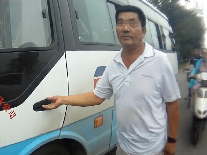现场，司机李某不配合交警执法