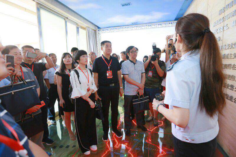 采访团在宁夏税务文化中心采访