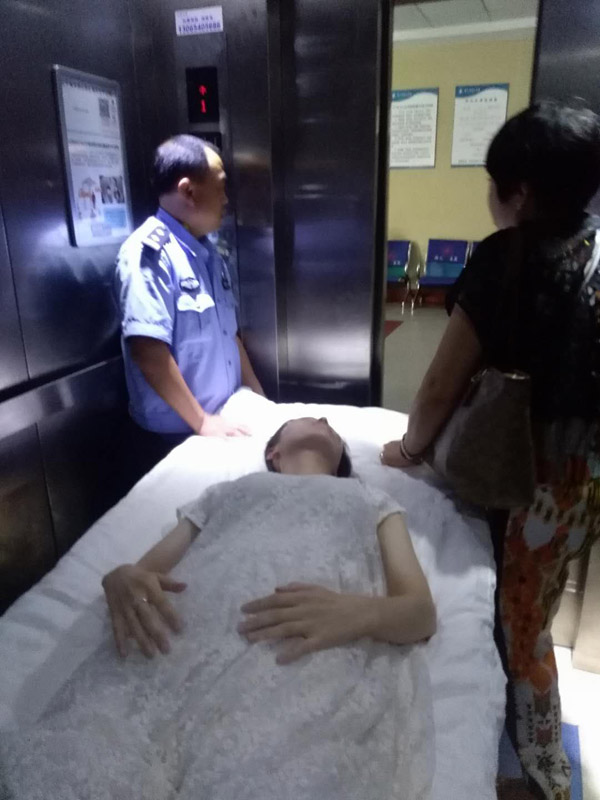 交警将产妇送至医院