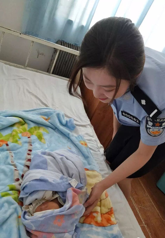 民警孙曼奚哄婴儿