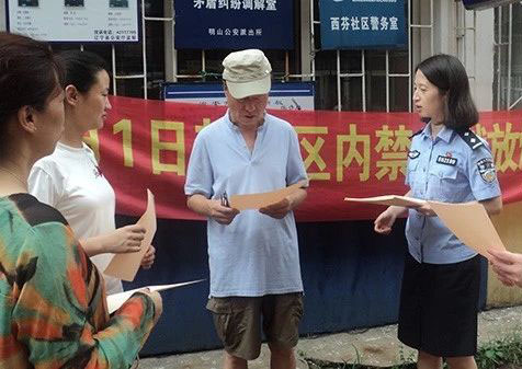 田蕙闻在走访居民