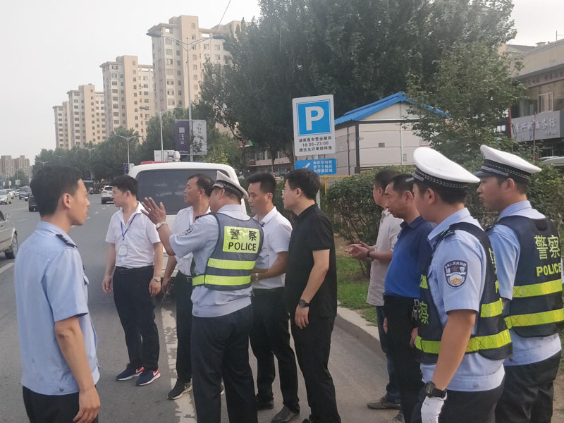 民警联系交警一同执法