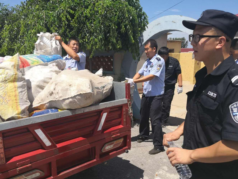 志愿者们将捡回来的农药空瓶装车运走