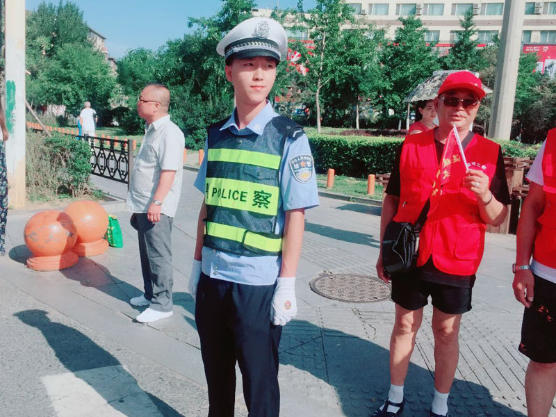 朋友圈里交警顶着烈日执勤的图片