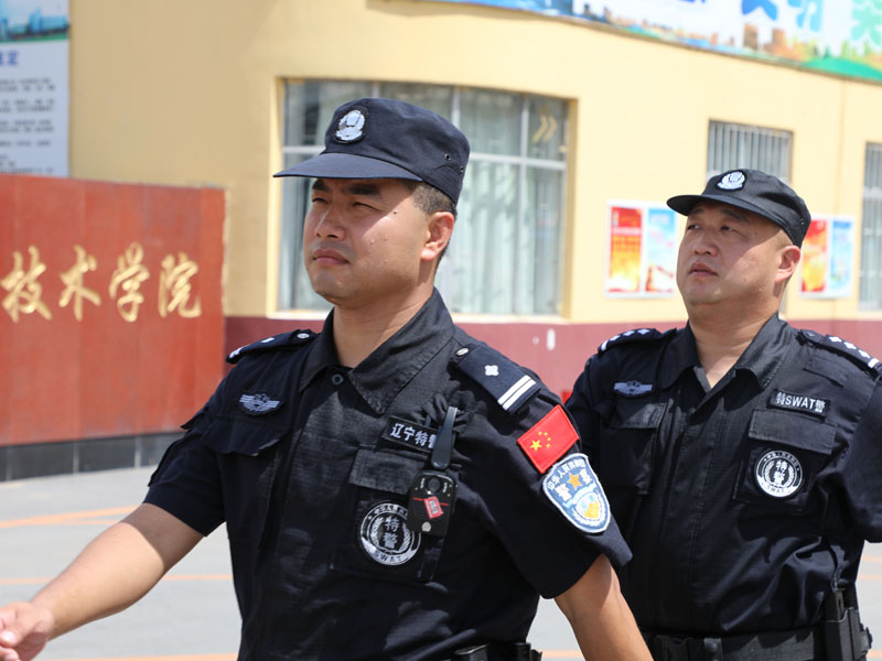 巡特警在街上开展巡逻工作