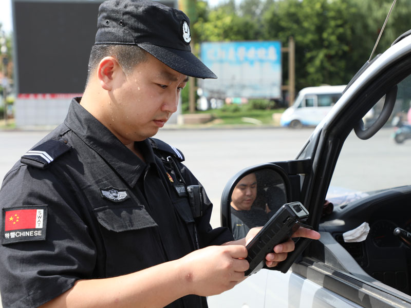 巡特警在高速路口点位对过往车辆进行检查