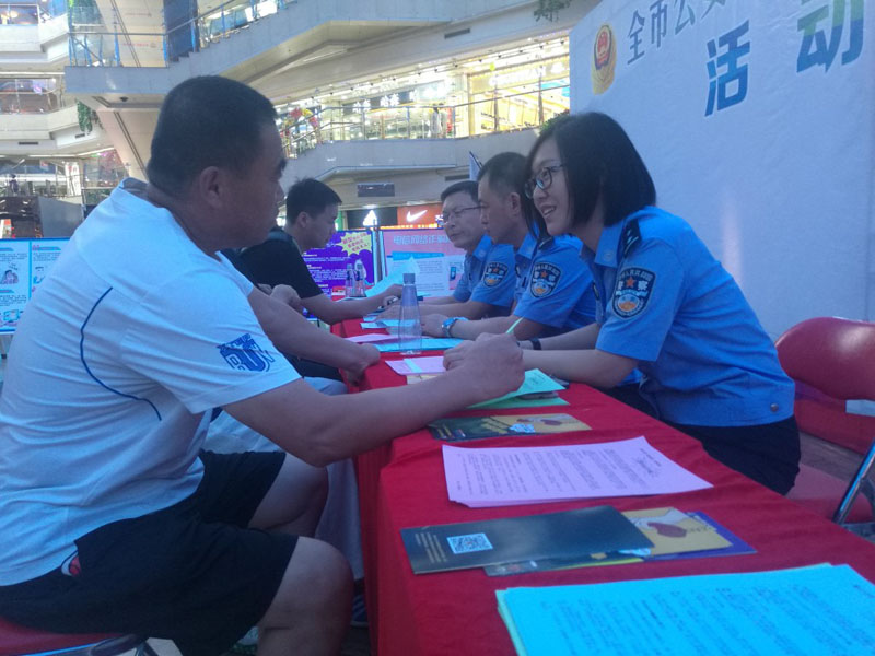 民警现场解答防诈骗知识