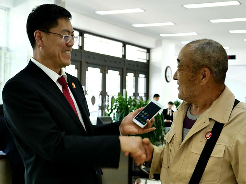 夏明宇在诉讼服务大厅耐心接待当事人