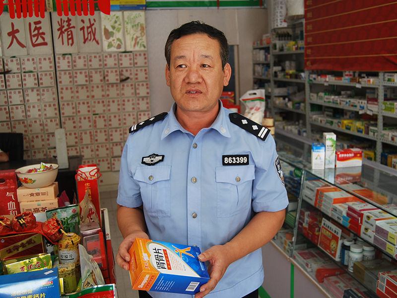丁洪义在药房走访