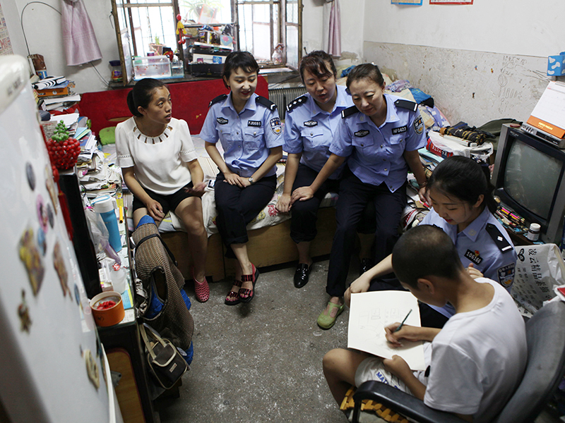 小安阳认真专注地为警察阿姨画像（建议大图）2