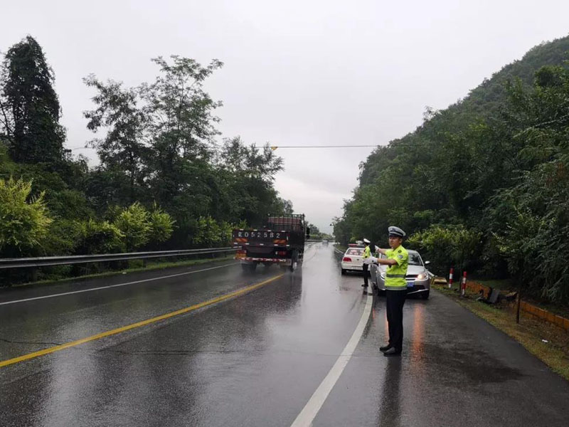 交警在雨中积极联系车主