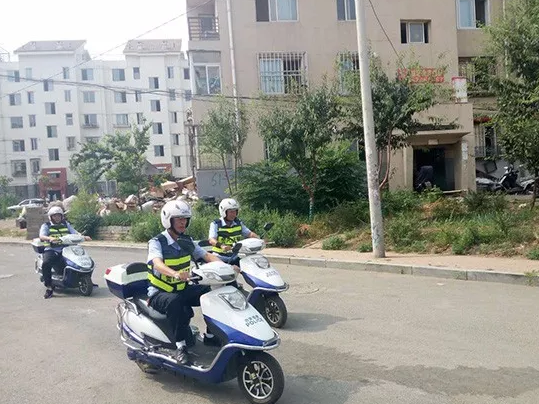 卧龙派出所摩托车小队正在进行巡逻