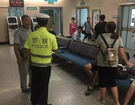 交警与伤者家属交接