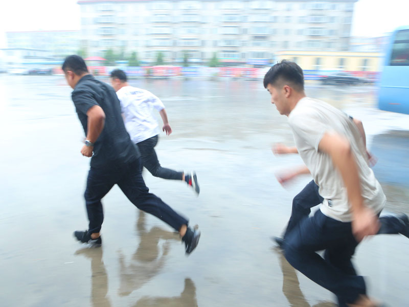 压题（放大）民警抓捕毒贩现场