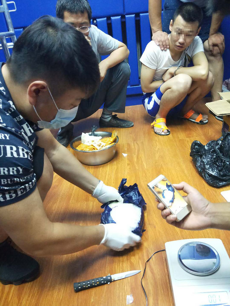 民警打开包裹，当场缴获冰毒996
