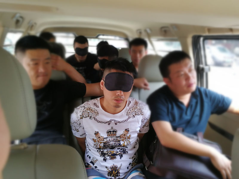 民警将上线犯罪嫌疑人抓获押解回东港市