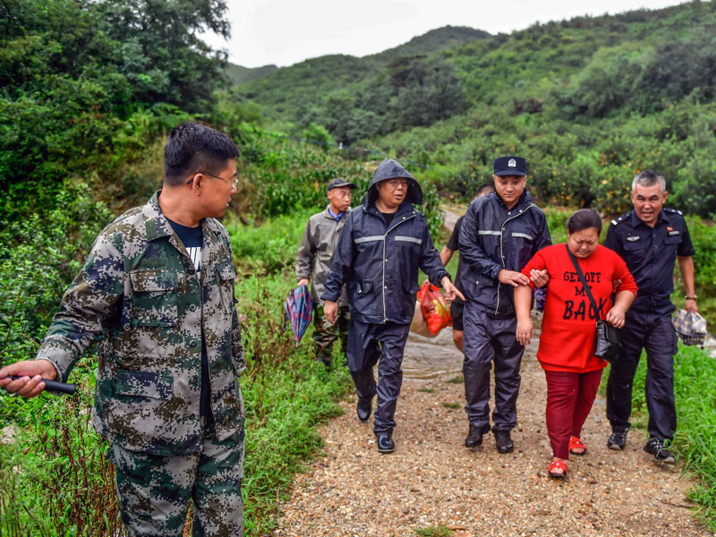 护送孕妇下山