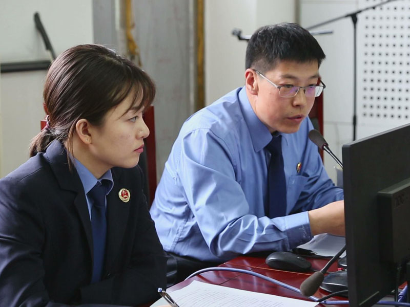 省人民检察院辽河分院公诉科副科长陈涛出庭公诉（右一）