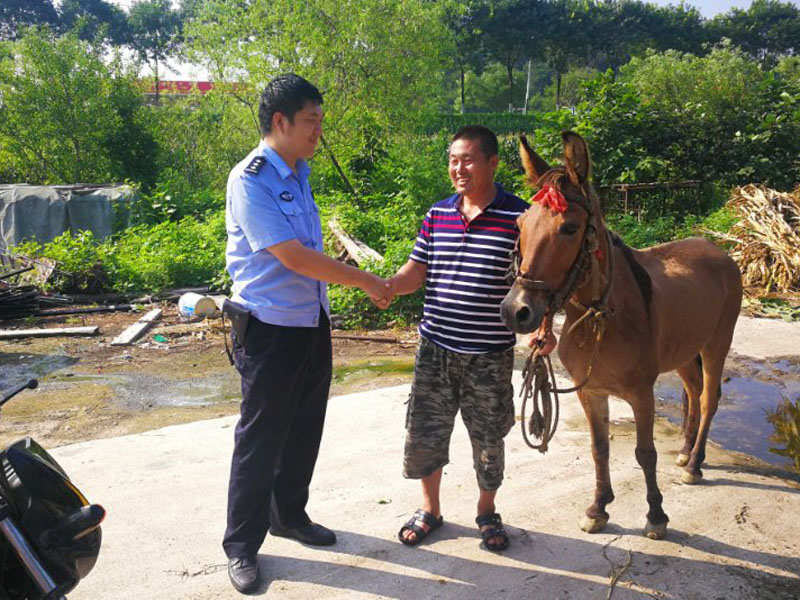 孙某握着赵健霖（左）连说谢谢，并赞警民微信群