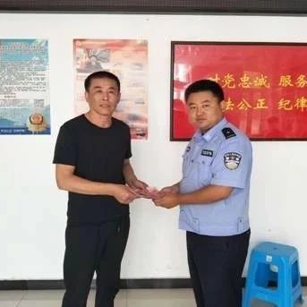 民警将遗失的皮包还给失主
