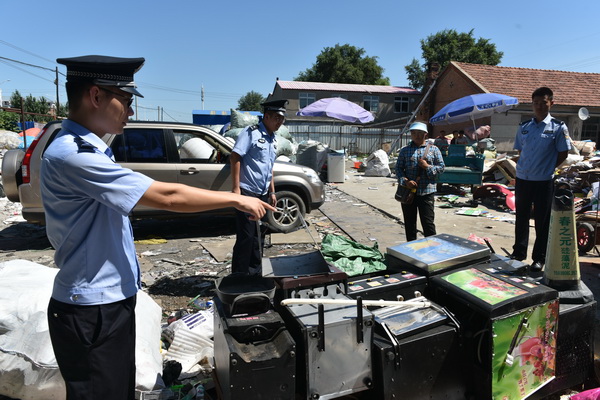 民警走访废品收购站1