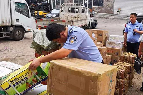 民警和安监人员对货物进行检查