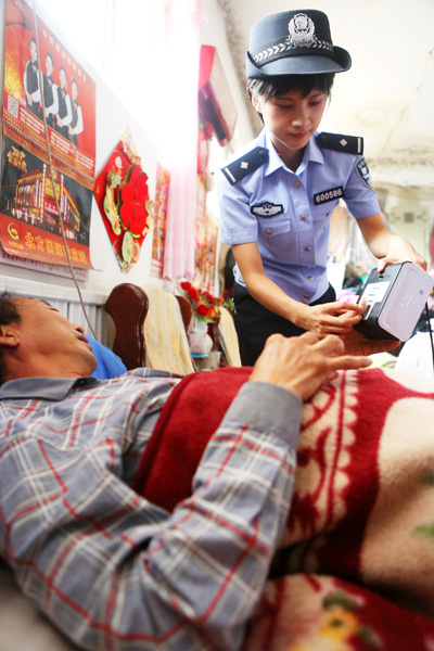 王月得知行动不便群众要办身份证，便主动上门为其录取指纹信息