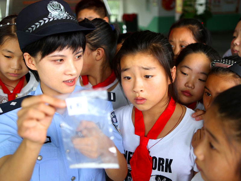 开学第一天，王月就来到学校为学生上了一堂生动的法治教育课