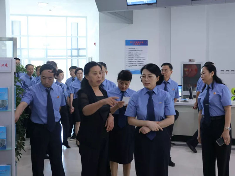 营口市人民检察院检察长张为（右三）在营口市行政审批局参观