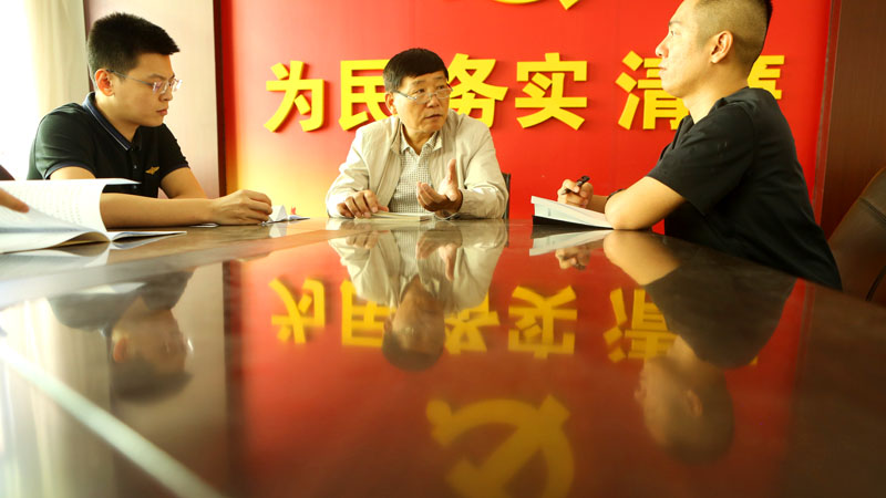 省法律服务行业党建工作指导服务中心工作人员讨论工作