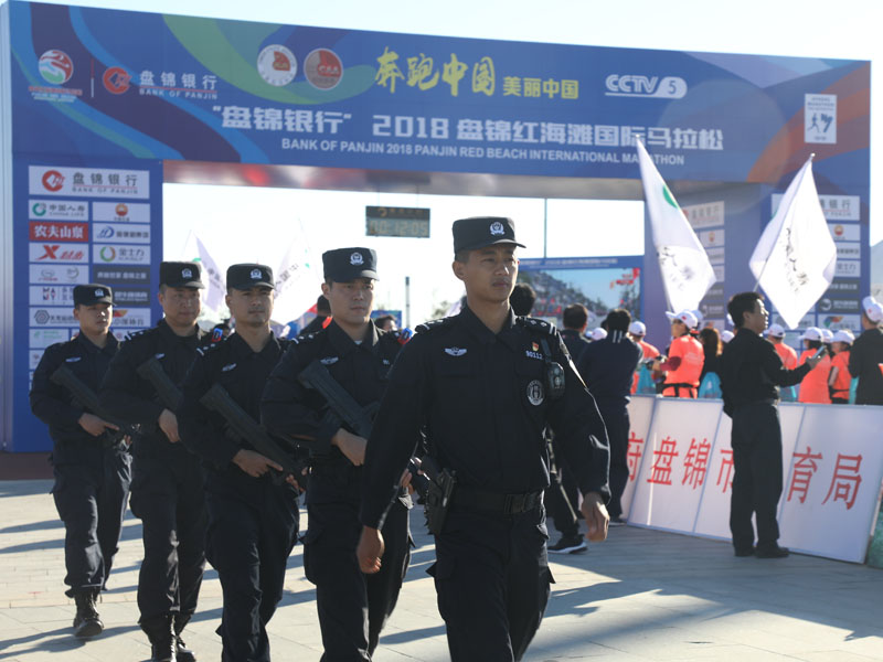 9月22日上午，2018盘锦红海滩马拉松鸣枪开跑,盘锦市公安局巡特警支队在赛场周边加强巡逻力度和巡逻频次，确保比赛秩序平稳可控。 张铎 本报记者孙硕辰
