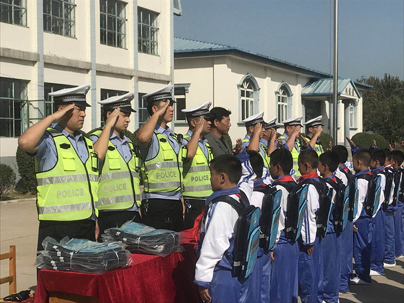 开原交警送反光书包到校园1