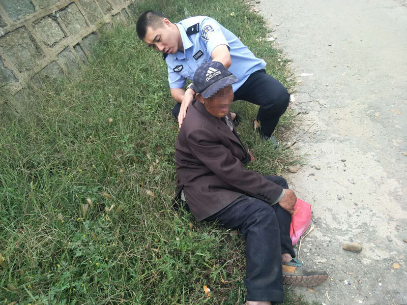 派出所民警检查走失老人是否受伤