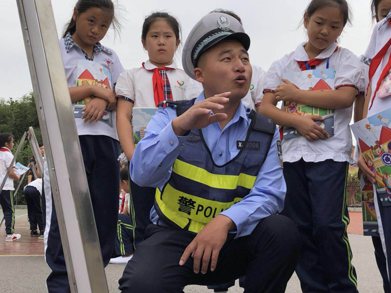 灯塔市公安局交警大队民警为小学上普及交通安全知识